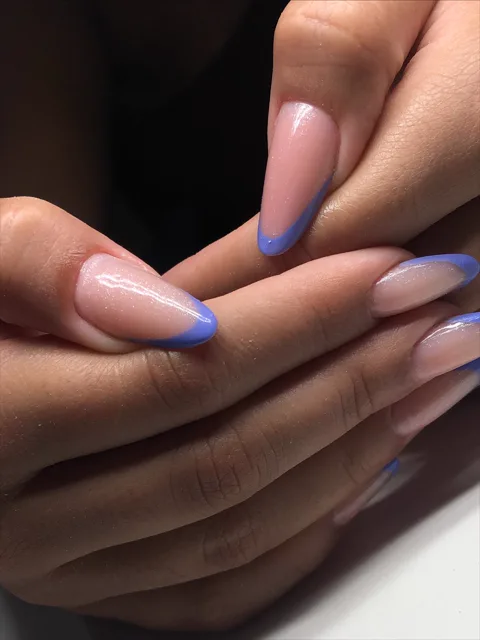 Unhas amendoadas com francesinha lilás sobre base nude com brilho